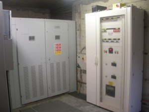 CABINA MEDIA TENSIONE 24.000 V  830 KW  VISTA TRAFO 24.000> 400V ( fronte in cella di protezione)  E QUADRO BASSA TENSIONE ( a sinistra )